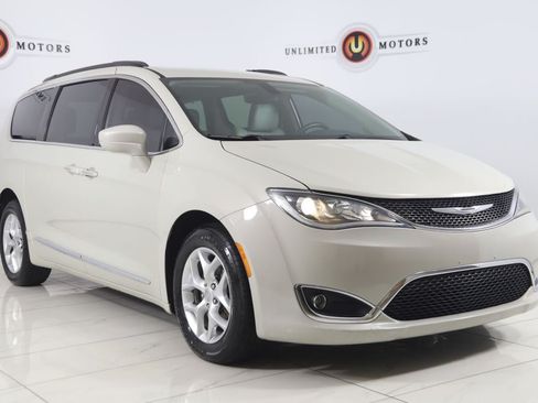Used 2017 Chrysler Pacifica Touring-L w/ Tire & Wheel Group FWD image 21