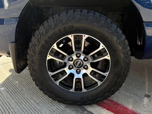 Used 2023 Nissan Titan SV w/ SV Convenience Package RWD image 9