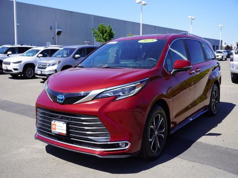 Used 2025 Toyota Sienna Platinum AWD/4WD image 7