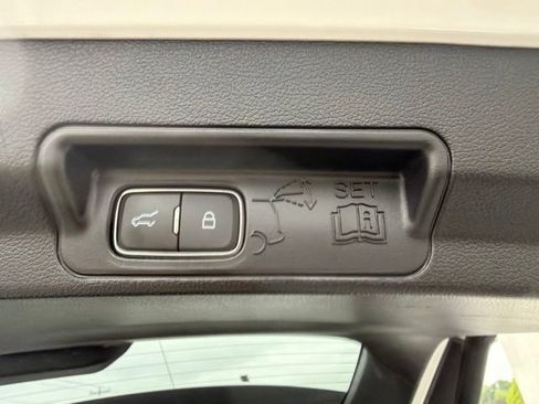 Used 2022 Ford Explorer XLT w/ Equipment Group 202A AWD/4WD image 12