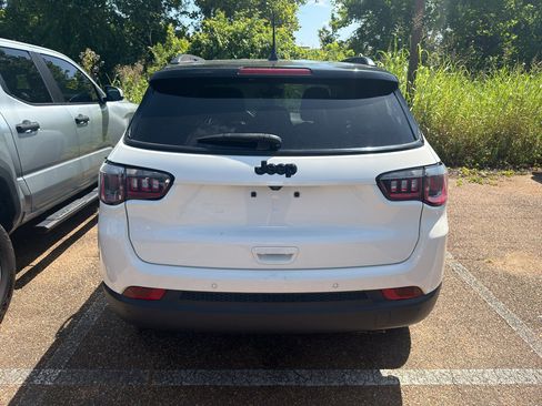 Used 2018 Jeep Compass Latitude w/ Popular Equipment Group FWD image 3