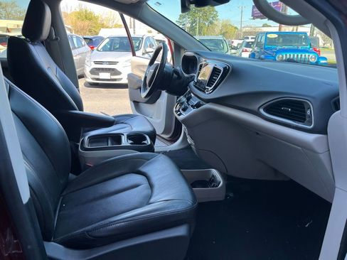 Used 2020 Chrysler Pacifica Touring-L w/ Advanced Safetytec Group image 9