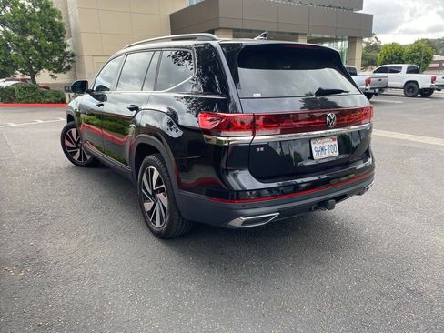 Used 2024 Volkswagen Atlas SE w/ Panoramic Sunroof Package FWD image 4
