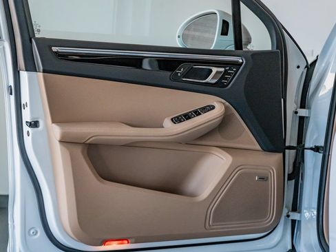 Certified 2025 Porsche Macan AWD/4WD image 12