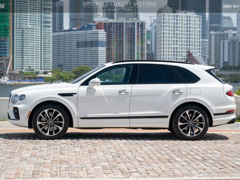 Used 2021 Bentley Bentayga Plug-In Hybrid AWD/4WD image 10