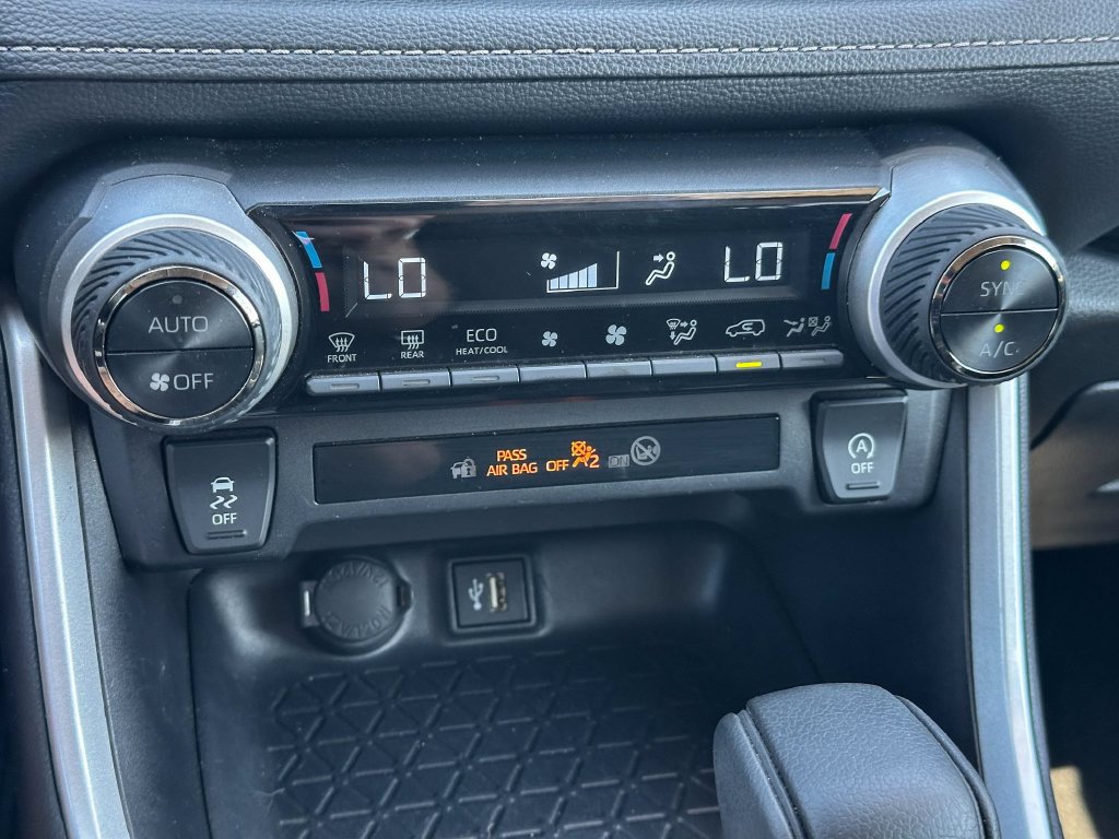 Used 2025 Toyota RAV4 XLE FWD image 33