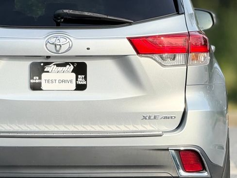 Used 2018 Toyota Highlander XLE AWD/4WD image 17