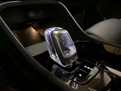 Used 2025 Volvo XC40 B5 Plus image 64