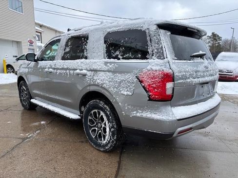 Used 2024 Ford Expedition XLT image 5