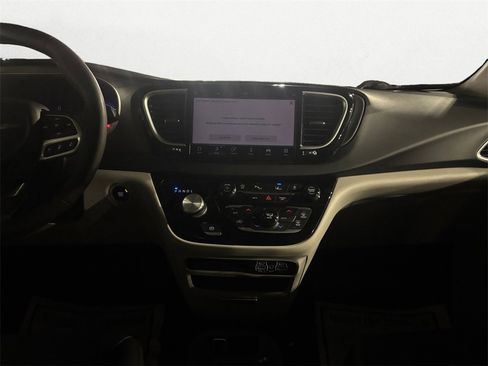 Used 2024 Chrysler Pacifica Touring-L image 11