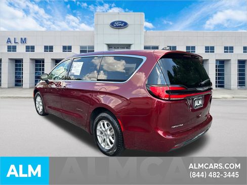 Used 2023 Chrysler Pacifica Touring-L FWD image 8