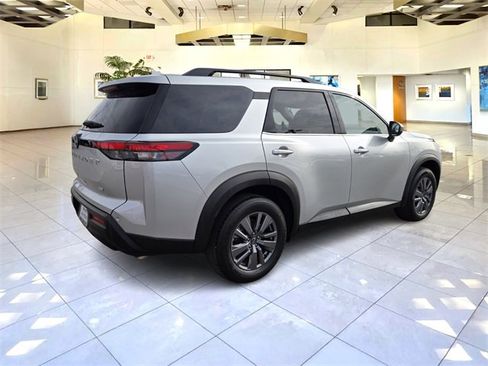 Used 2024 Nissan Pathfinder SV image 7