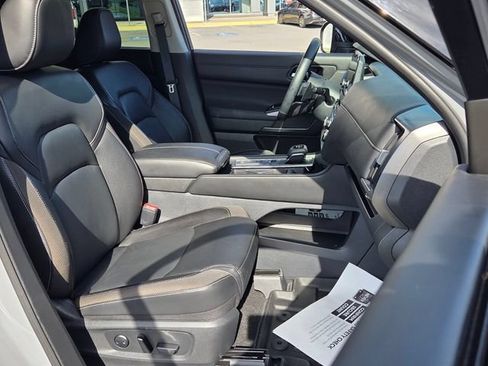 Used 2024 Nissan Pathfinder SL FWD image 17