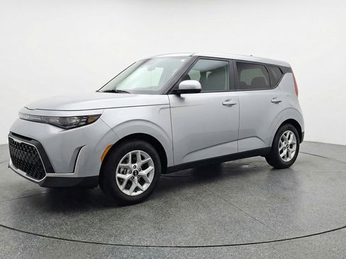 Used 2025 Kia Soul LX w/ LX Technology Package FWD image 3