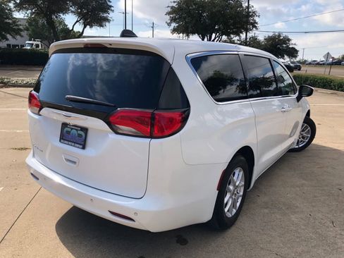Used 2021 Chrysler Voyager LX FWD image 6