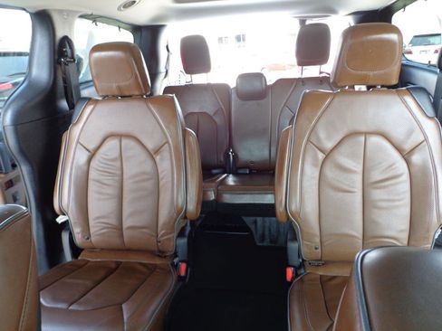 Used 2017 Chrysler Pacifica Limited w/ UConnect Theater Package FWD image 22
