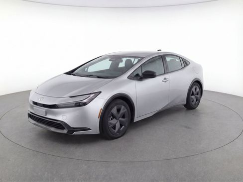 Used 2025 Toyota Prius LE FWD image 3