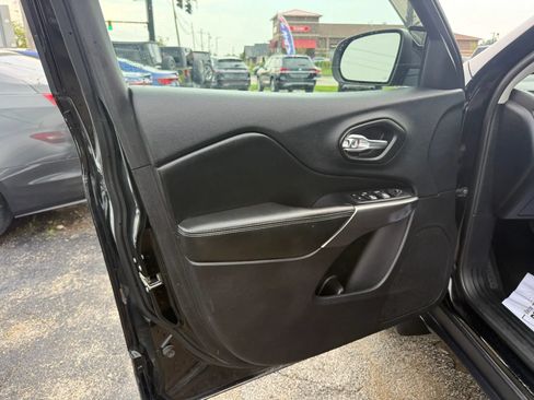 Used 2020 Jeep Cherokee Latitude w/ Cold Weather Group AWD/4WD image 10