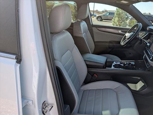 Used 2025 Volkswagen Atlas Cross Sport SEL image 13