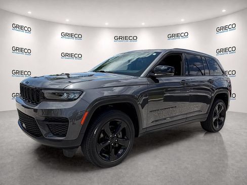 Used 2022 Jeep Grand Cherokee Altitude RWD image 3