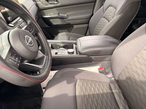 Used 2025 Nissan Pathfinder S AWD/4WD image 27