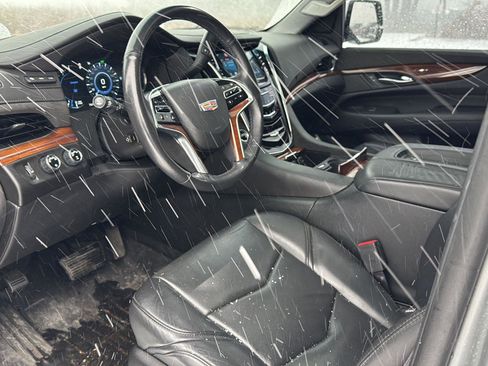Used 2017 Cadillac Escalade Luxury image 11