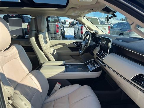 Used 2019 Lincoln Navigator Reserve image 16
