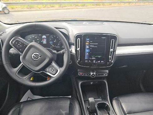 Used 2022 Volvo XC40 T5 Momentum image 4