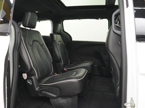 Used 2025 Chrysler Pacifica Limited FWD image 12