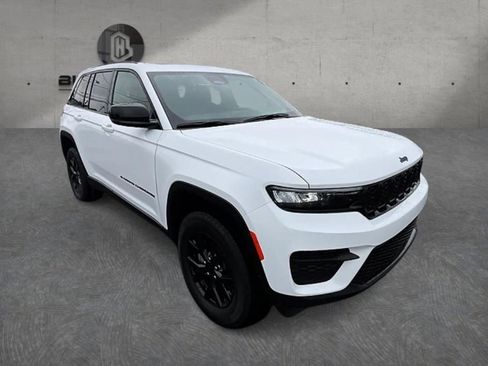 Used 2025 Jeep Grand Cherokee Altitude AWD/4WD image 4