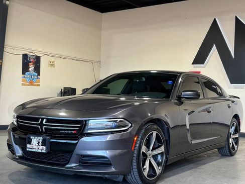 Used 2017 Dodge Charger SE RWD image 1