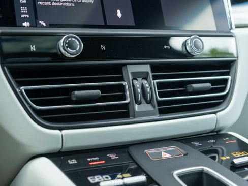 Certified 2023 Porsche Macan Turbo AWD/4WD image 34