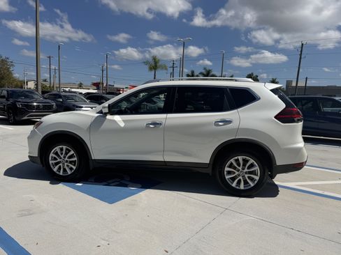 Used 2018 Nissan Rogue SV w/ Premium Package image 6