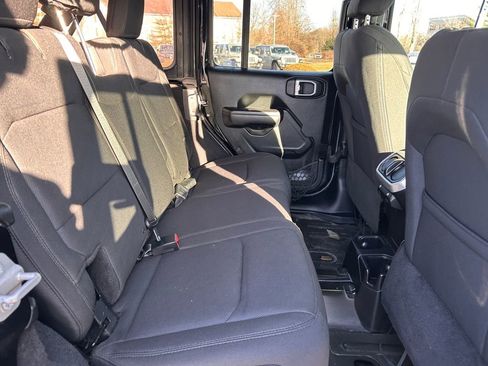 Used 2018 Jeep Wrangler Unlimited Sport S image 24