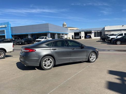 Used 2018 Ford Fusion SE image 2