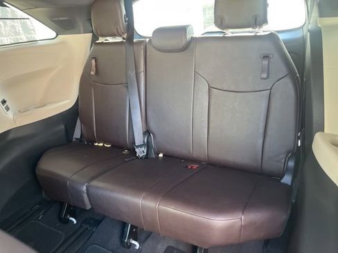Used 2022 Toyota Sienna Platinum FWD image 11