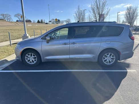 Used 2020 Chrysler Pacifica Touring-L image 7