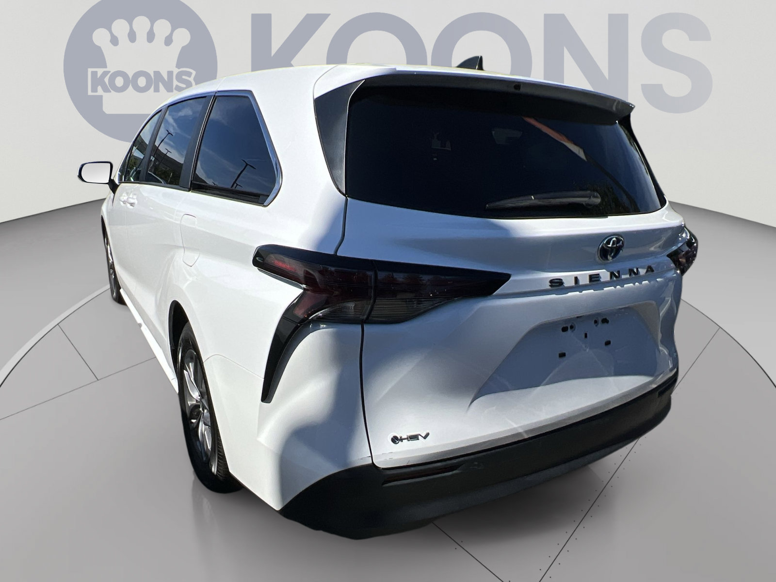 Used 2025 Toyota Sienna LE FWD image 2