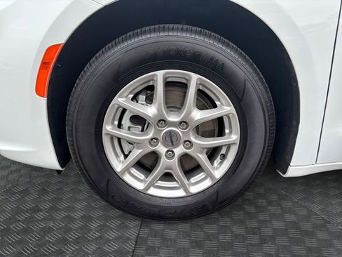 Used 2024 Chrysler Pacifica Touring image 14