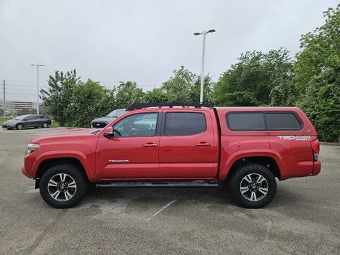 Used 2016 Toyota Tacoma TRD Sport w/ Exterior Package AWD/4WD image 4