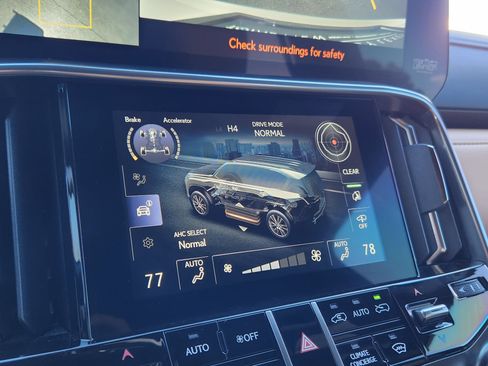 Used 2025 Lexus LX 600 4WD w/ Luxury Package image 29