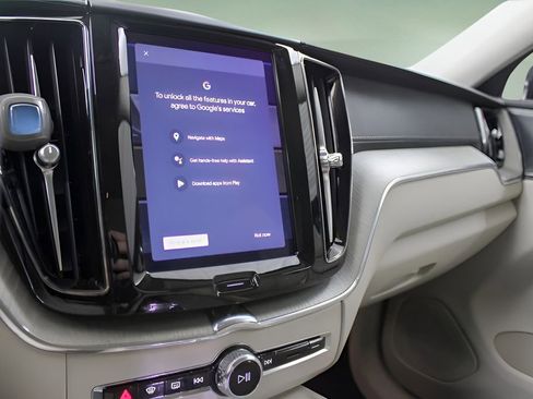 Certified 2023 Volvo XC60 B5 Ultimate w/ Climate Package image 45