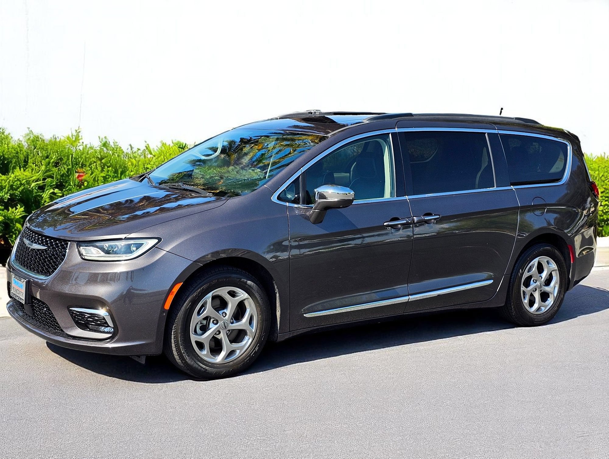Used 2022 Chrysler Pacifica Limited FWD image 1