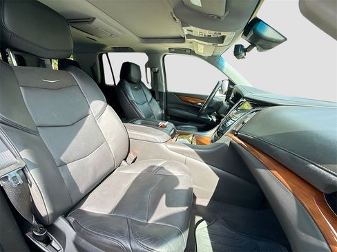 Used 2019 Cadillac Escalade Luxury image 32