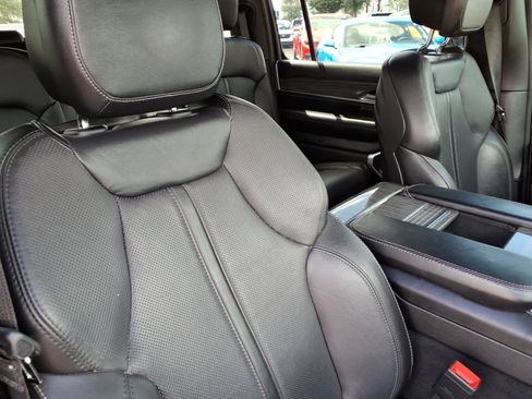 Used 2022 Jeep Wagoneer Series III w/ Flexible Seating Group AWD/4WD image 12