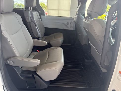 Certified 2025 Toyota Sienna XLE FWD image 12