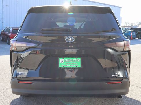 Used 2024 Toyota Sienna LE image 4