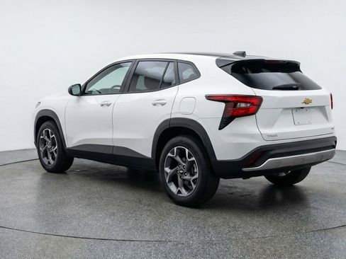 Used 2025 Chevrolet Trax LT FWD image 6