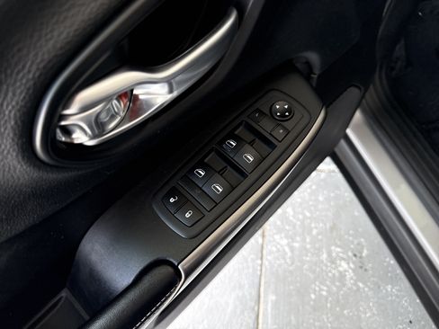 Used 2019 Jeep Cherokee Latitude w/ Popular Appearance Group FWD image 14