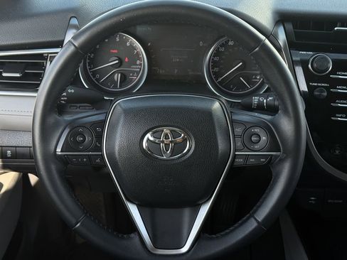 Used 2018 Toyota Camry XLE image 13